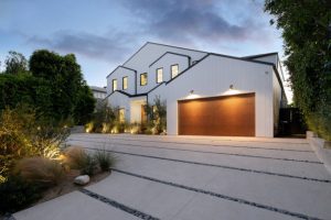 Signs It’s Time for New Garage Doors